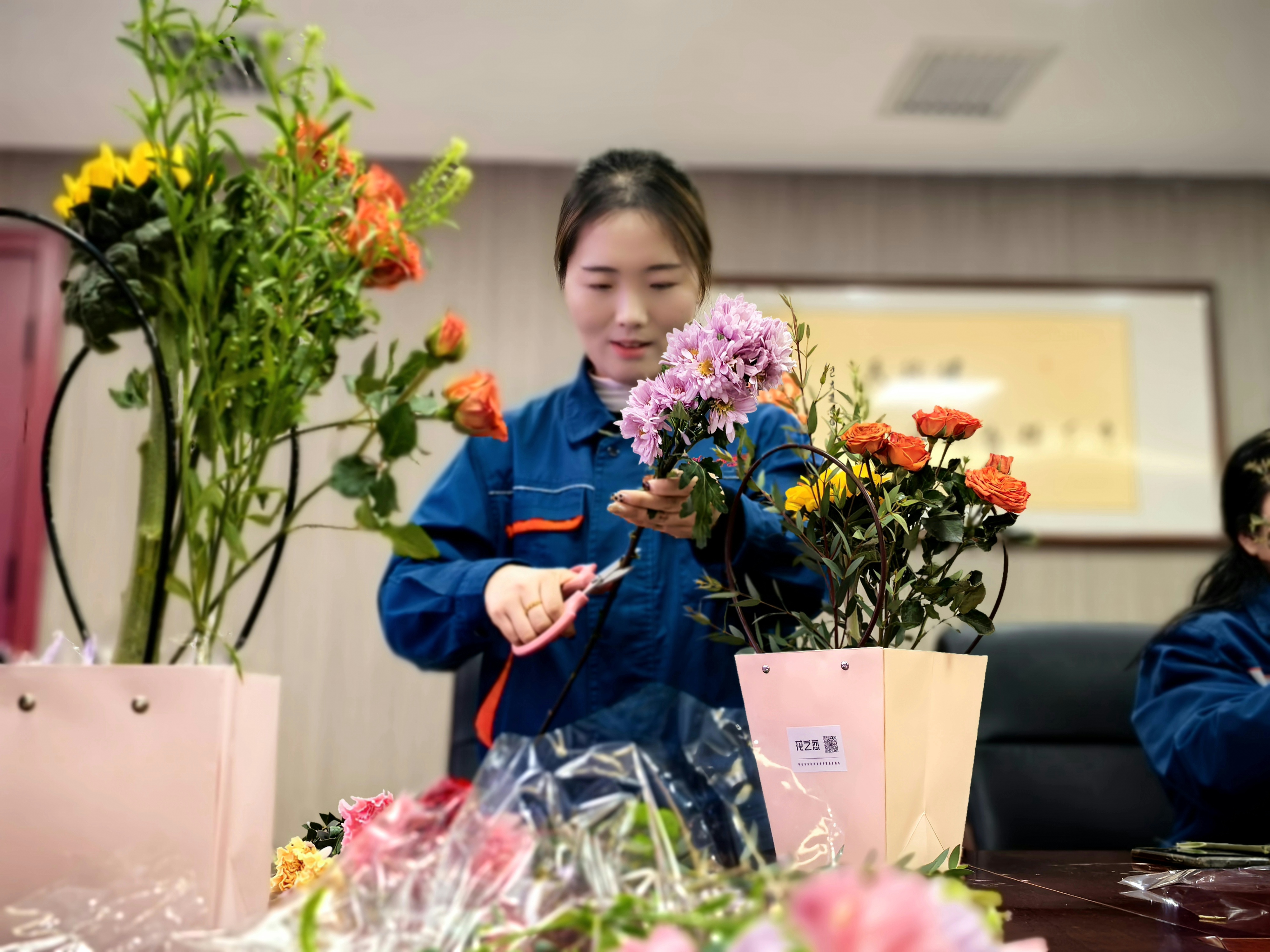 �������ഺ���뻨���衱�����½�������ʱ��������չ�����ˡ���Ů�ڲ廨�ֹ������˶�